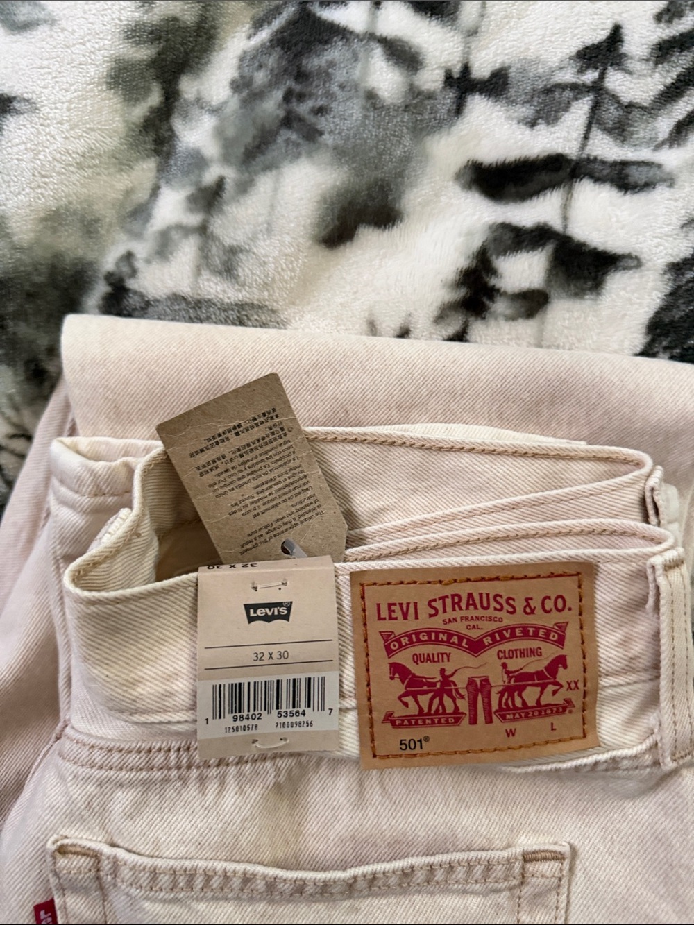 Levi's 501 Straight Leg Jeans in Pale Pink - Picture 6 of 6